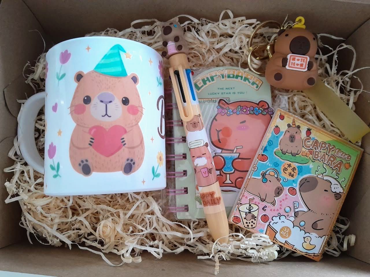 Box Capybara: taza, lapicera multifunción, libreta y llavero de capibara