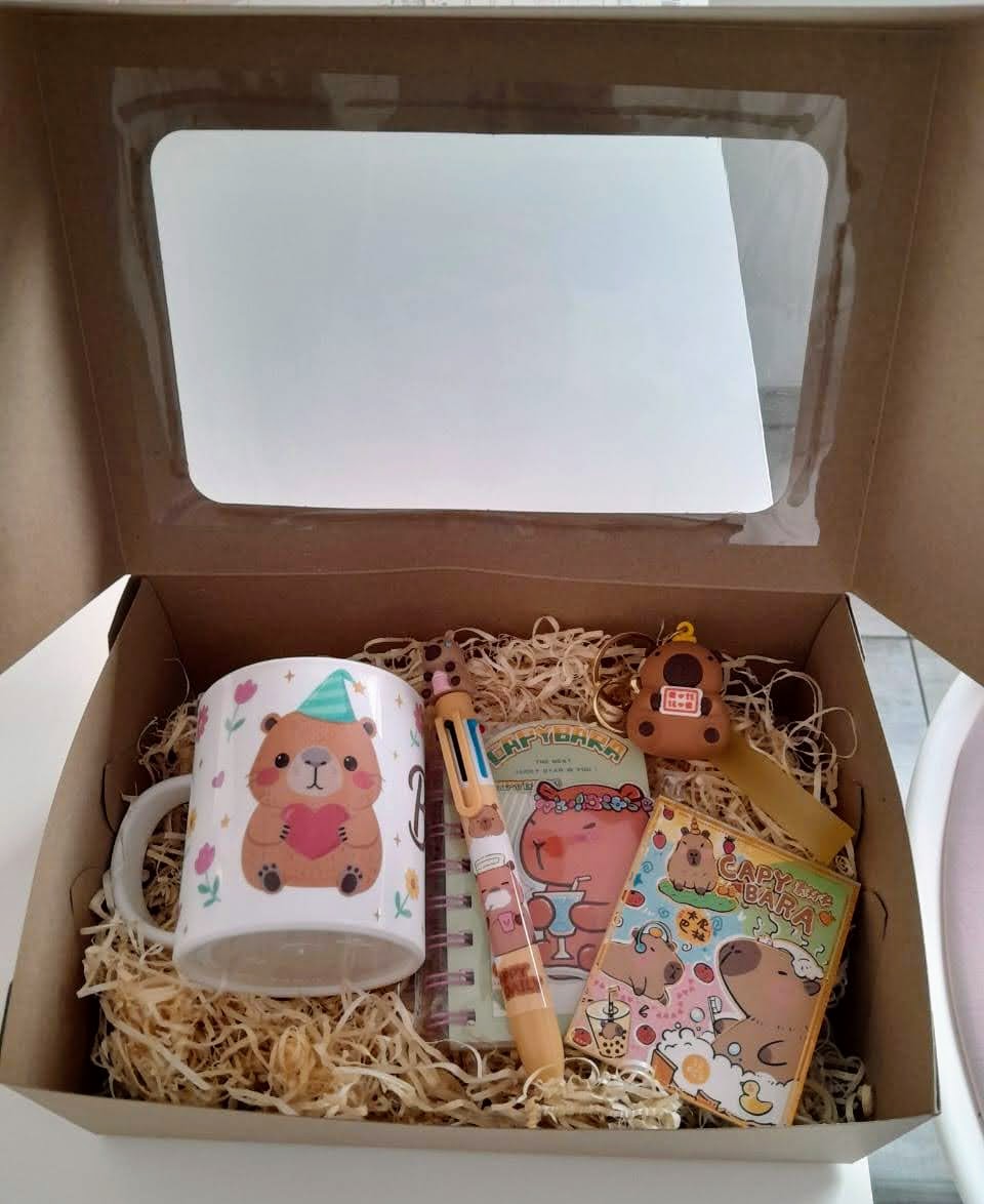 Box regalo abierta con taza personalizada y accesorios