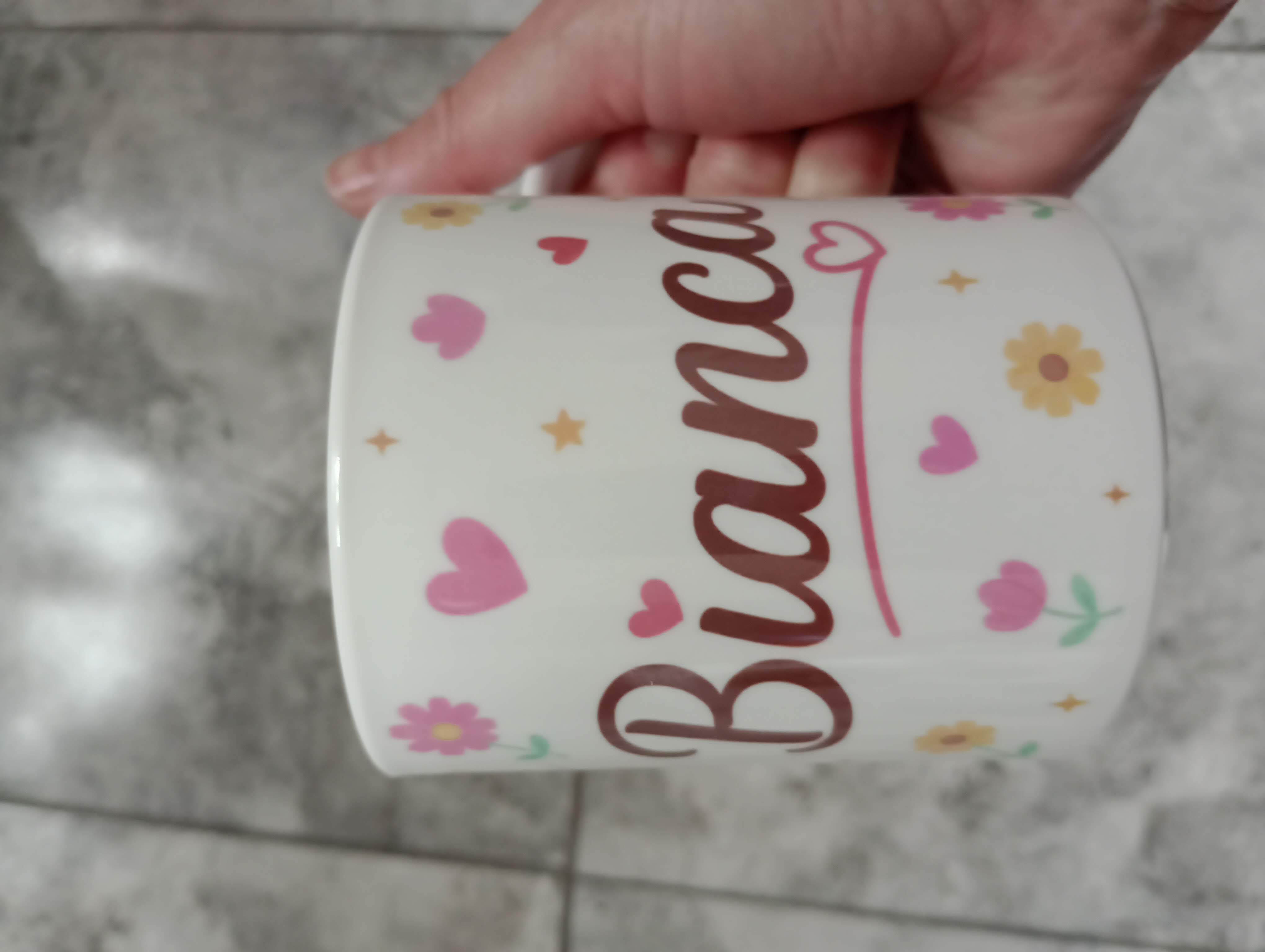 Taza personalizada con nombre, flores y corazones