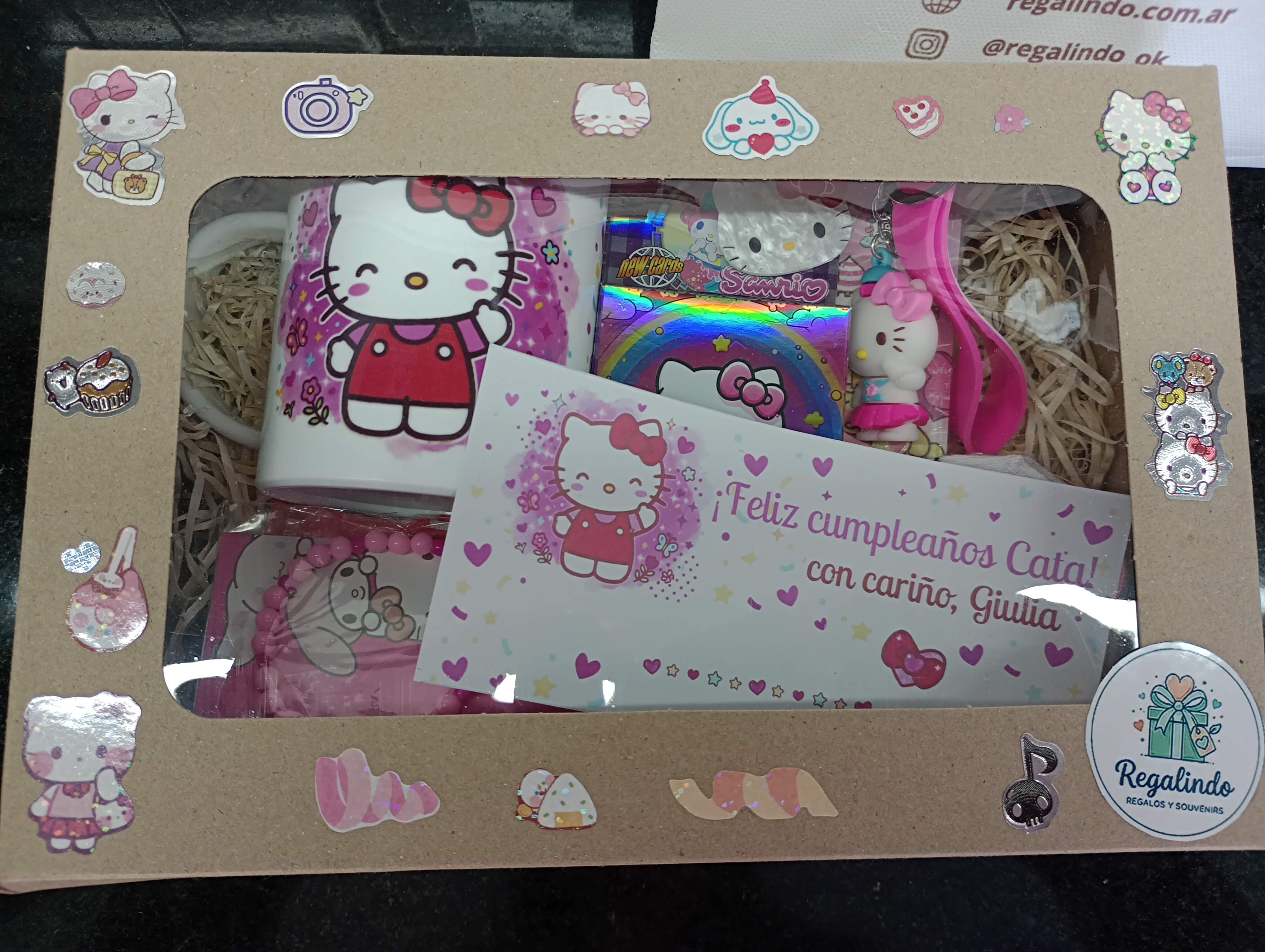 Box regalo Hello Kitty premium con taza personalizada, libreta, medias, llavero y accesorios